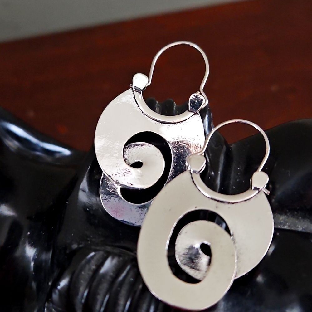 NWOT  Silver Swirl Lightweight Earrings (small)